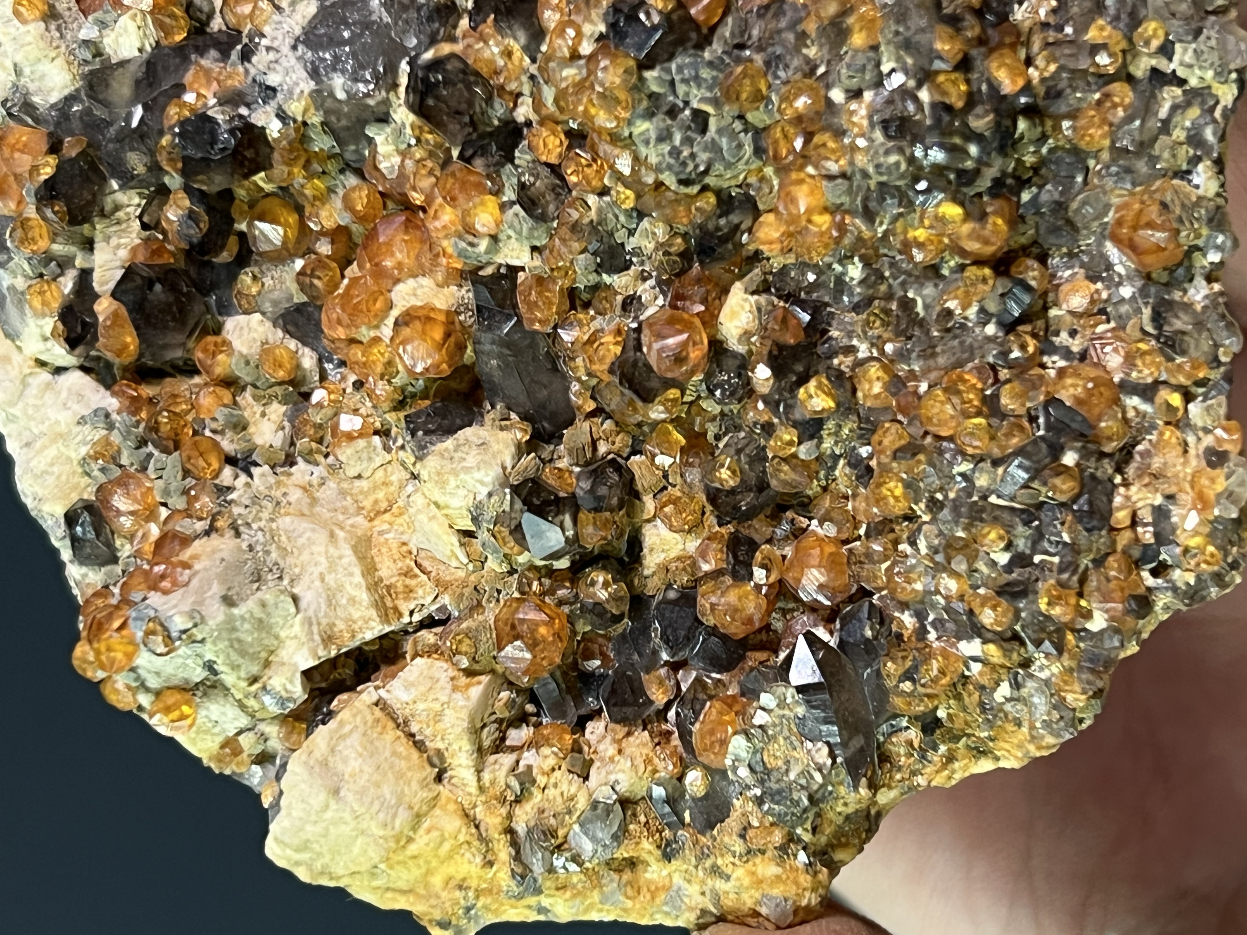 Spessarnit Garnet With Smoky Quartz