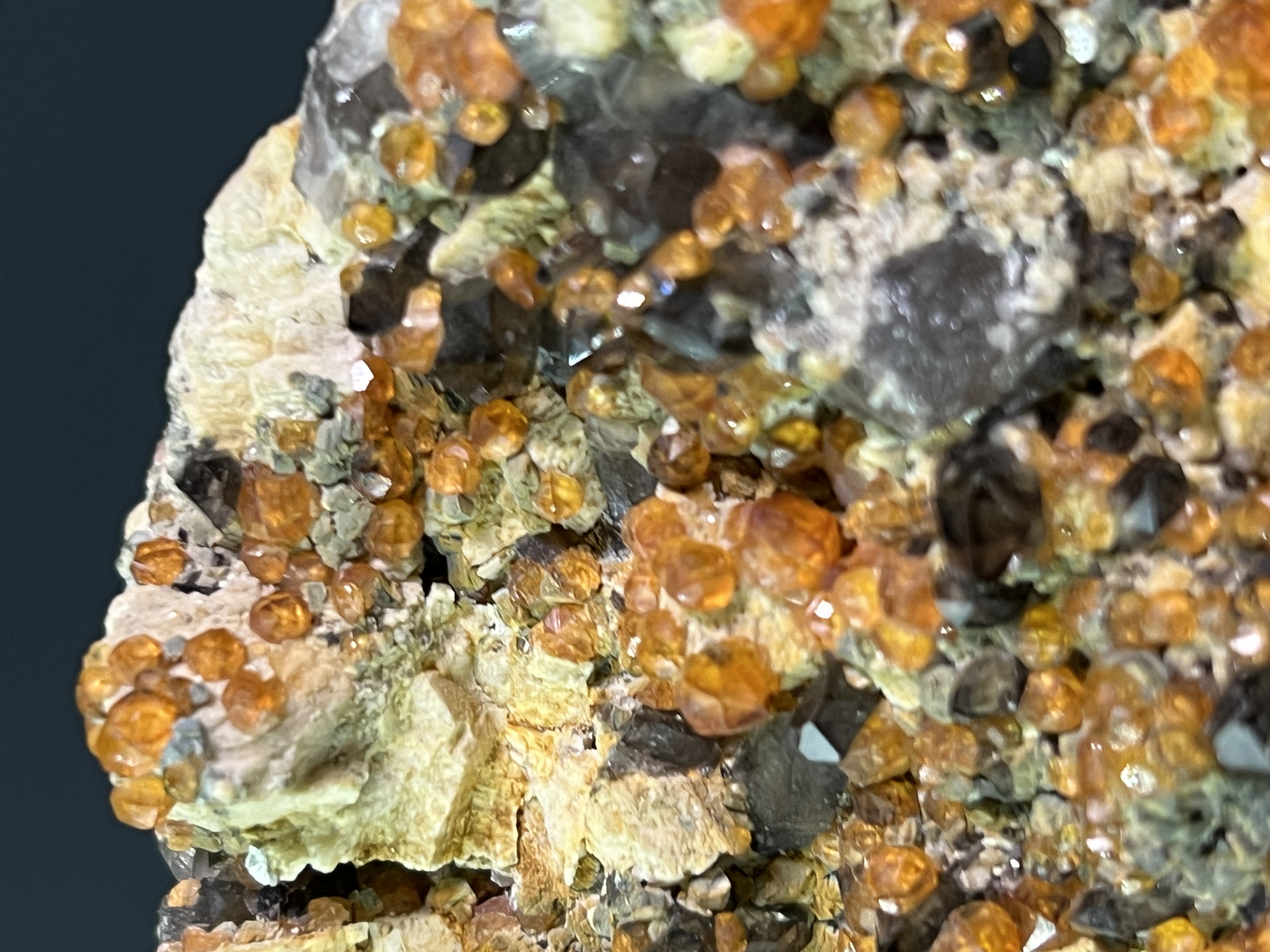 Spessarnit Garnet With Smoky Quartz