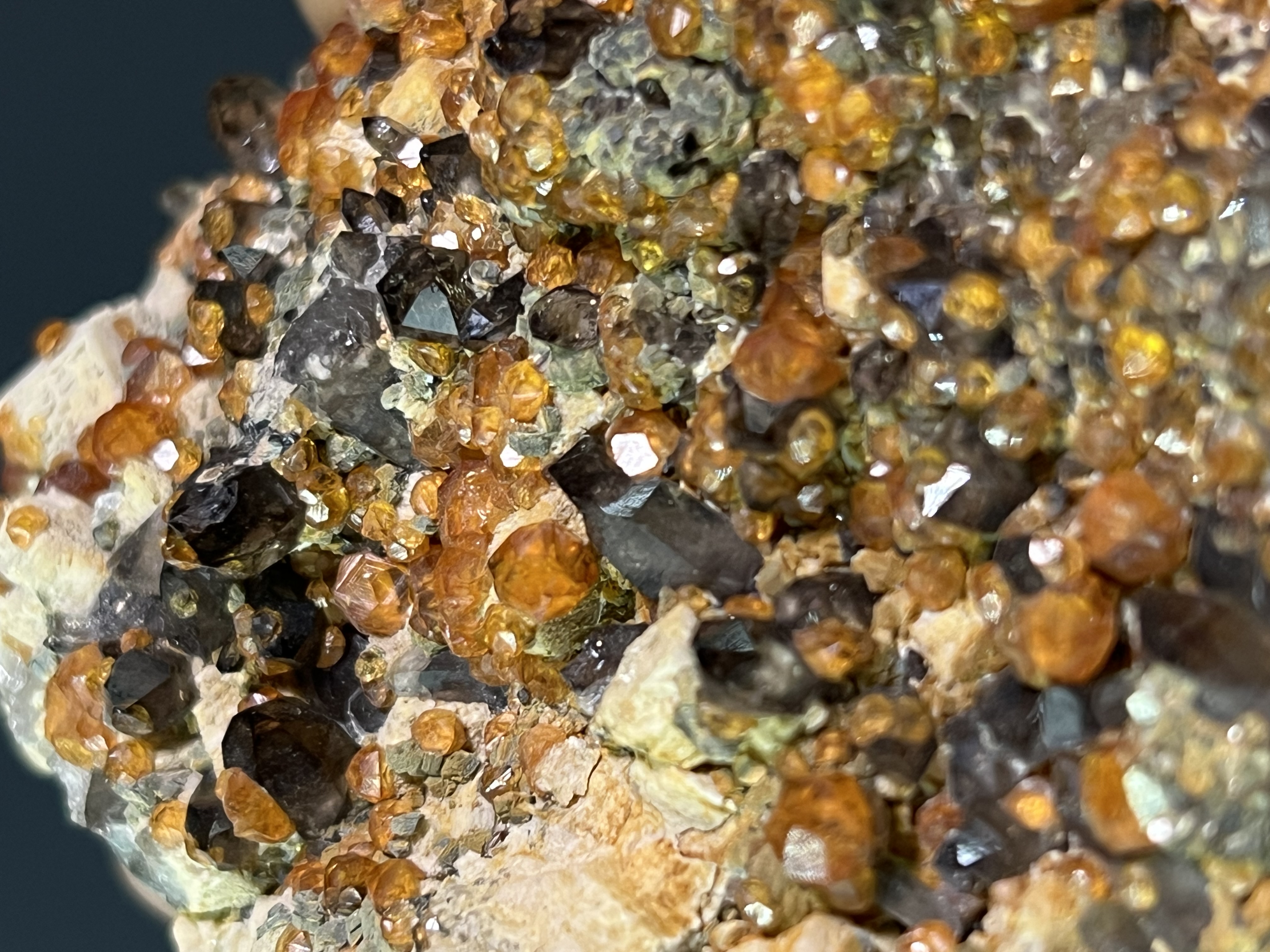 Spessarnit Garnet With Smoky Quartz