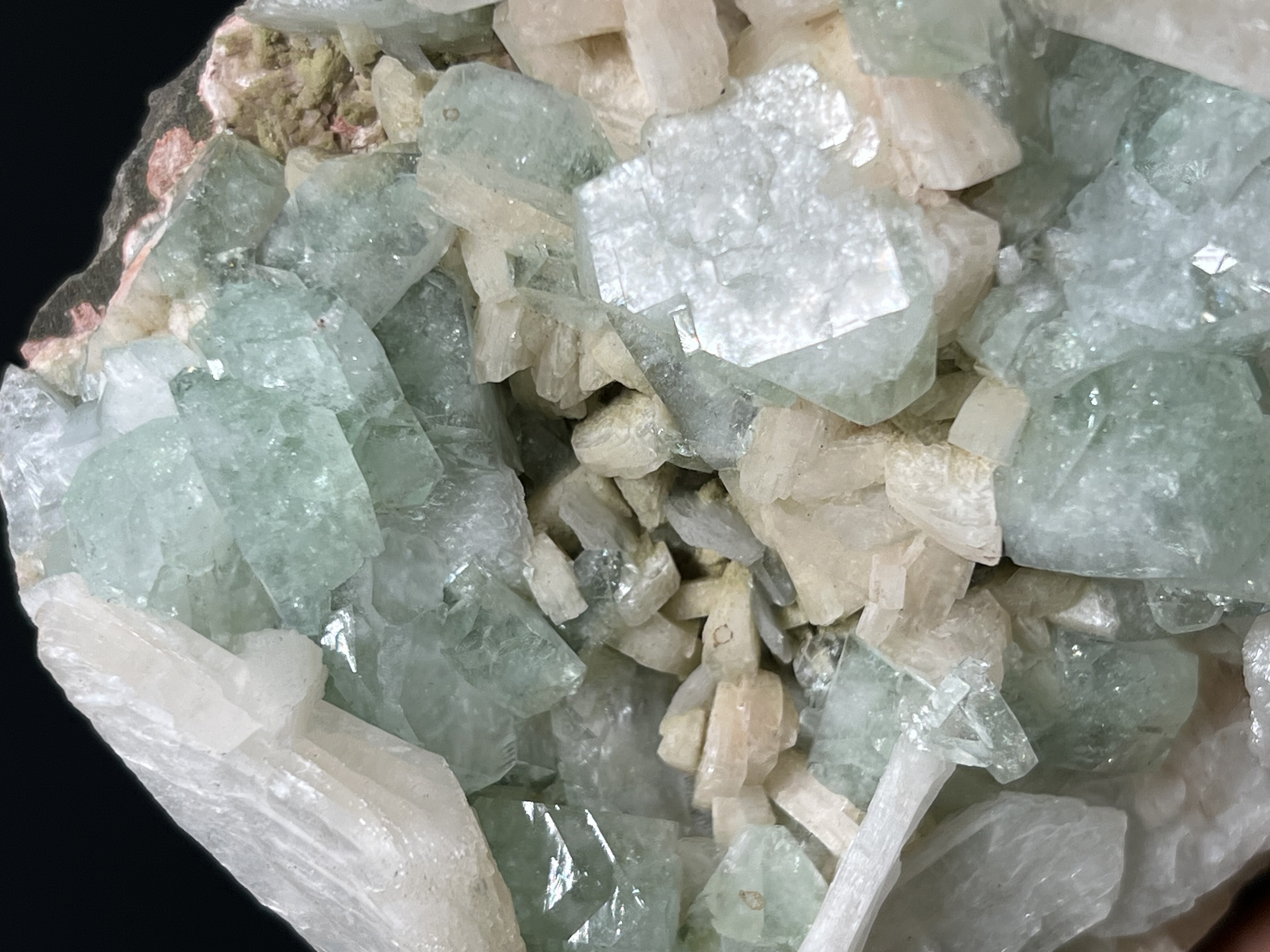 Apophyllite With Heuldanite Specimen, 1kg